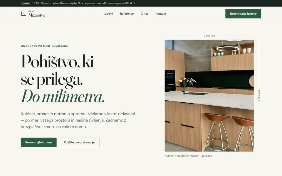 Prva stran demo mizarstva: naslov »Pohištvo, ki se prilega. Do milimetra.« in fotografija kuhinje s kotirnimi črtami.